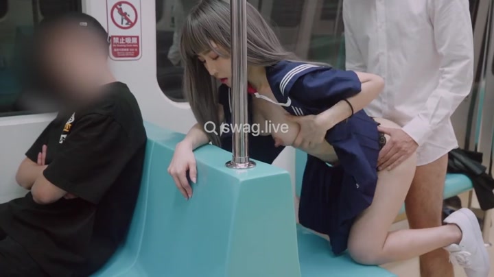 Парень легко заменил просмотр порно в поезде на еблю горячей японки